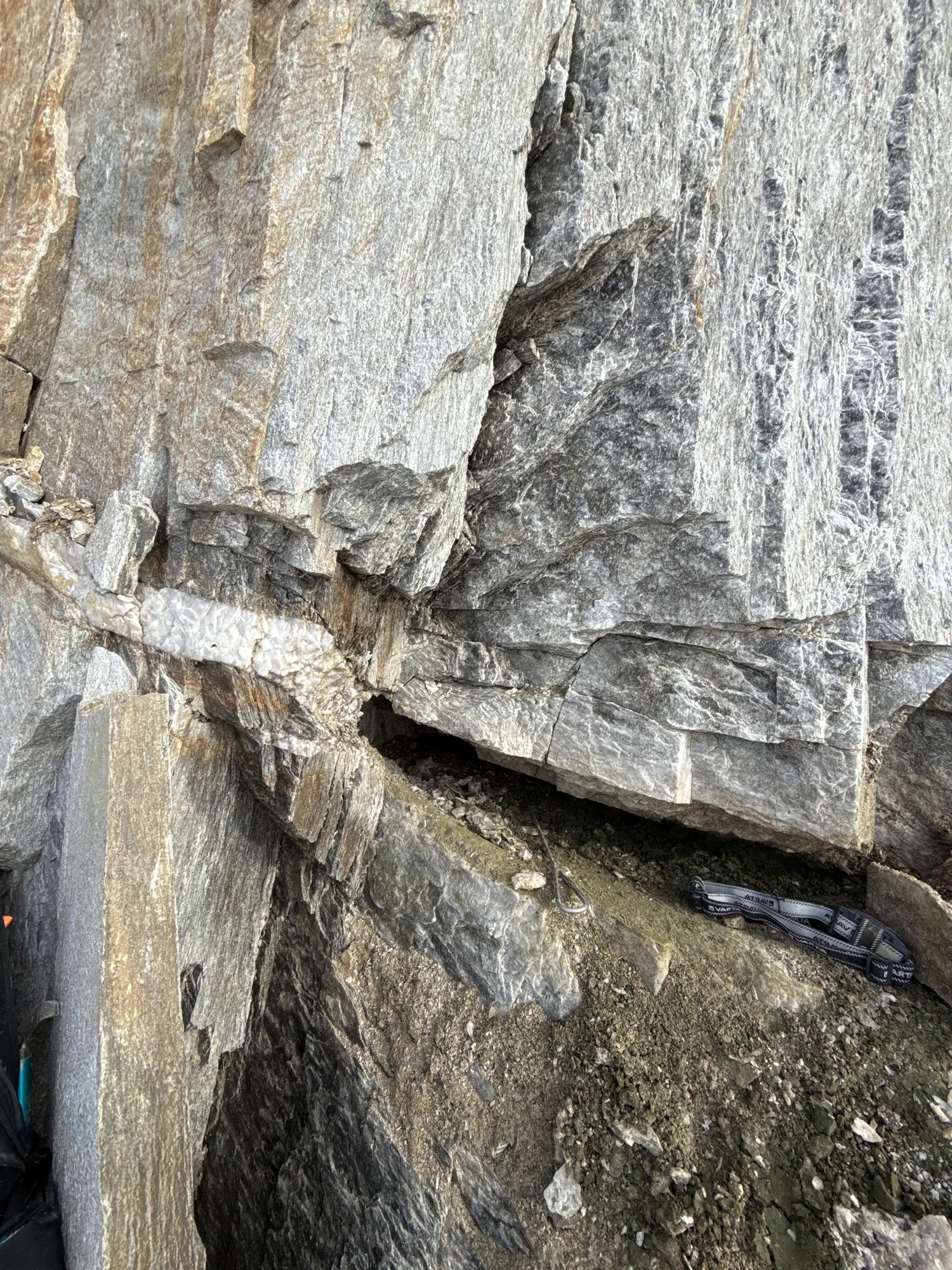 Waagrechte Kluft im Amphibolit Gestein