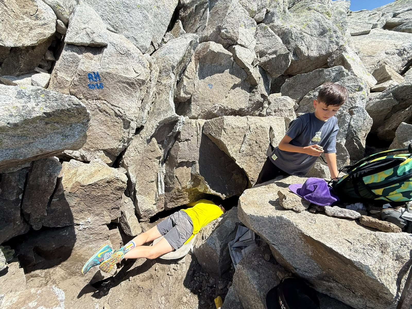 Exkursion bei einer Kluft mit dunklen Rauchquarzen im Granit