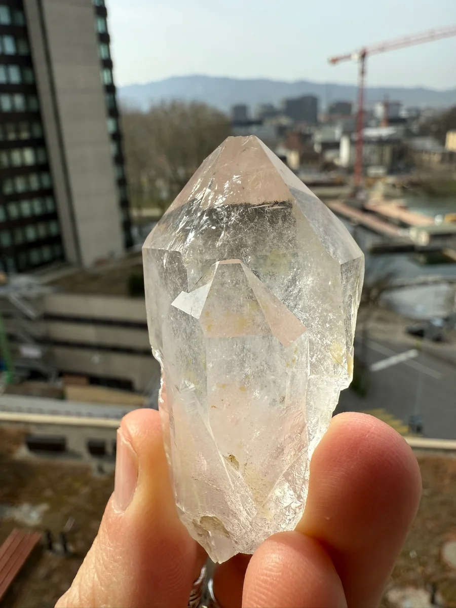 2 Bergkristalle (klar und Limonit)