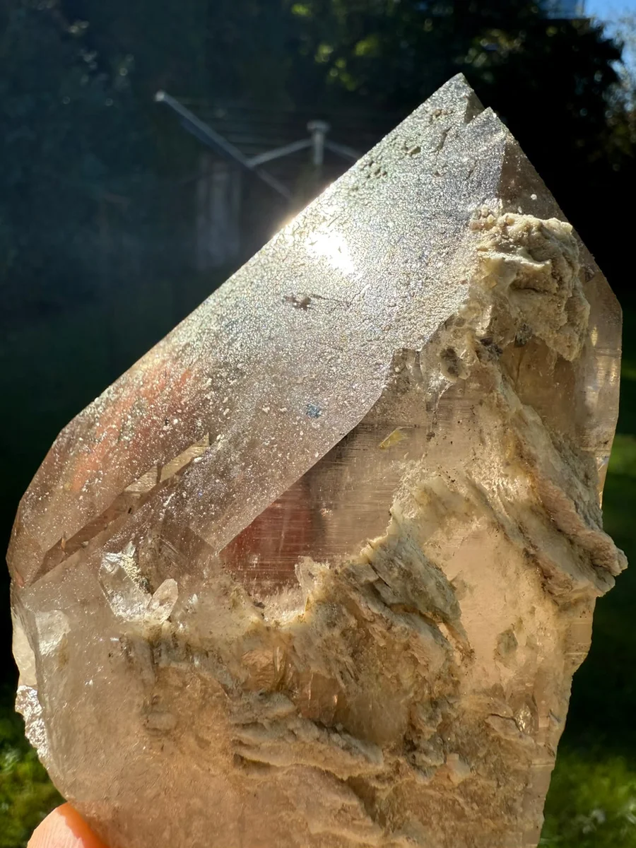 Rauchquarzspitz mit Titaniten und Muttergestein - Bild 4