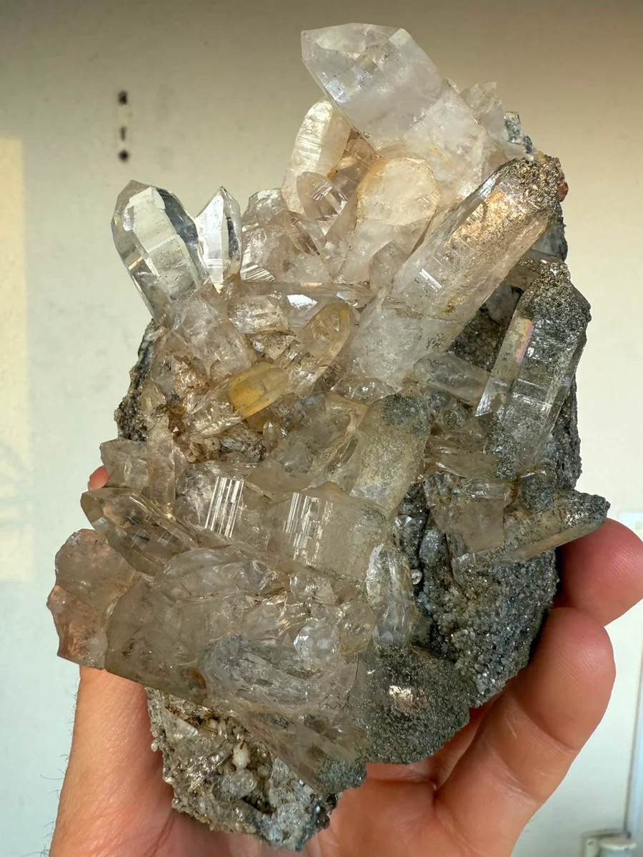 Bergkristallgruppe mit Chlorit und kleinen rötlichen Titaniten  - Image 2